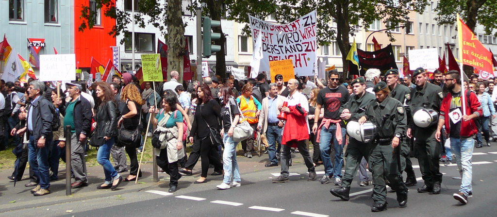 Gemächlich: So zog die Demonstration durch die Kölner Innenstadt. Foto: Patrick Henkelmann