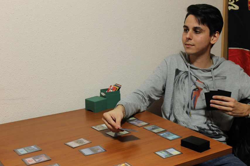 Mit offenen Karten spielen: RUB-Student Fabian bei einem Trainingsspiel. Foto: kac