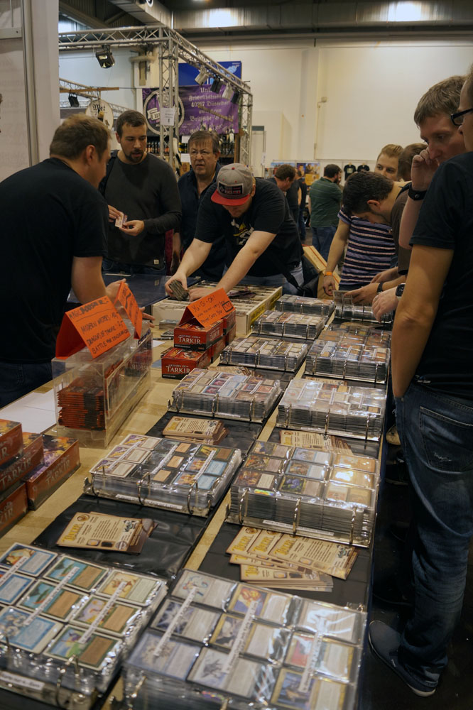 Trading Card Games An- und Verkauf: Ordnerweise als kostbar gehandeltes bedrucktes Papier. Foto: joop