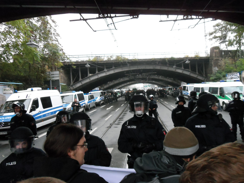 Kein Durchkommen zur Hogesa-Kundgebung. Das Polizeiaufgebot blockierte die Gleisunterführungen. Foto: joop
