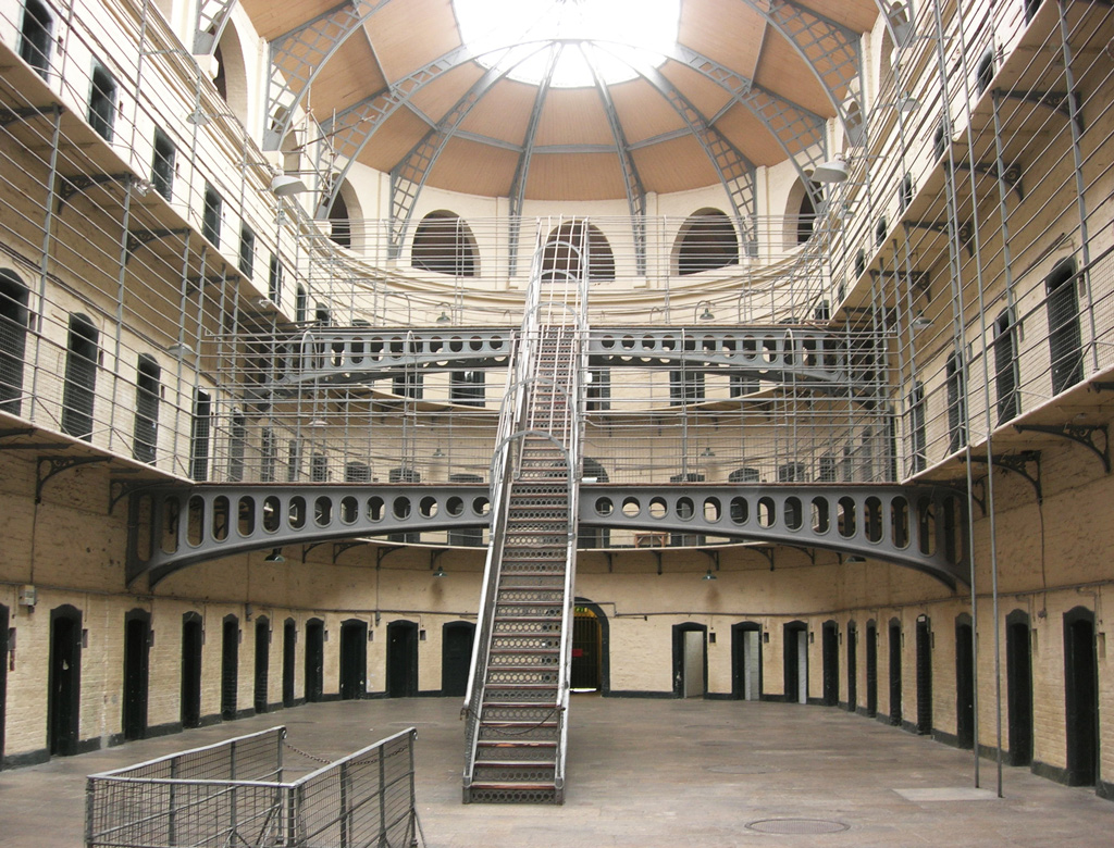 Totale Kontrolle? Einblick in das Frauengefängnis Armagh. Quelle: Wikimedia Commons, User: Velvet