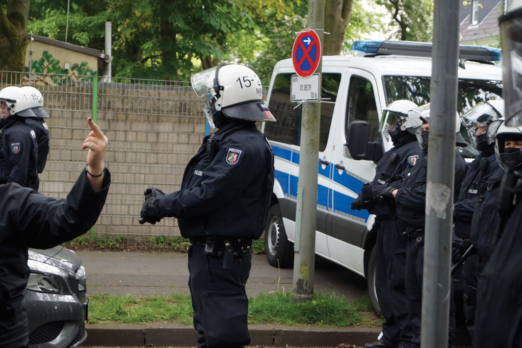 1. Mai-Demo – Polizei schirmt Rechte ab